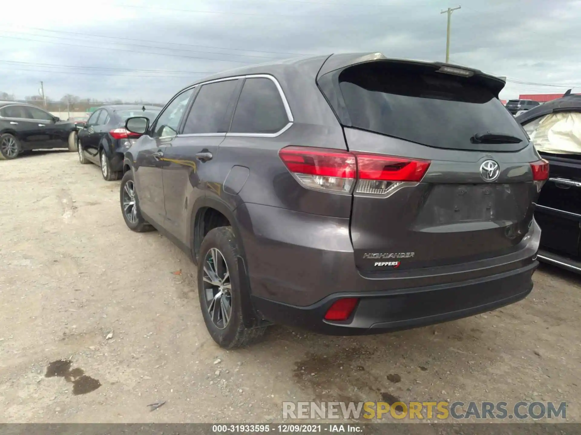 3 Photograph of a damaged car 5TDBZRFH9KS710126 TOYOTA HIGHLANDER 2019