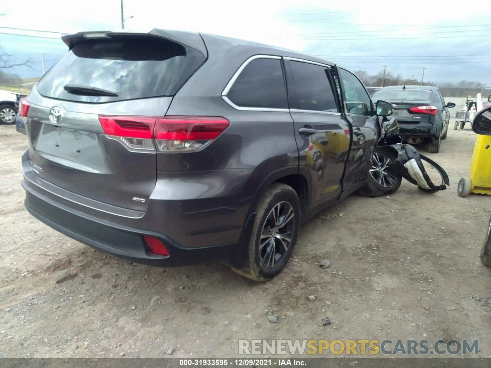 4 Photograph of a damaged car 5TDBZRFH9KS710126 TOYOTA HIGHLANDER 2019