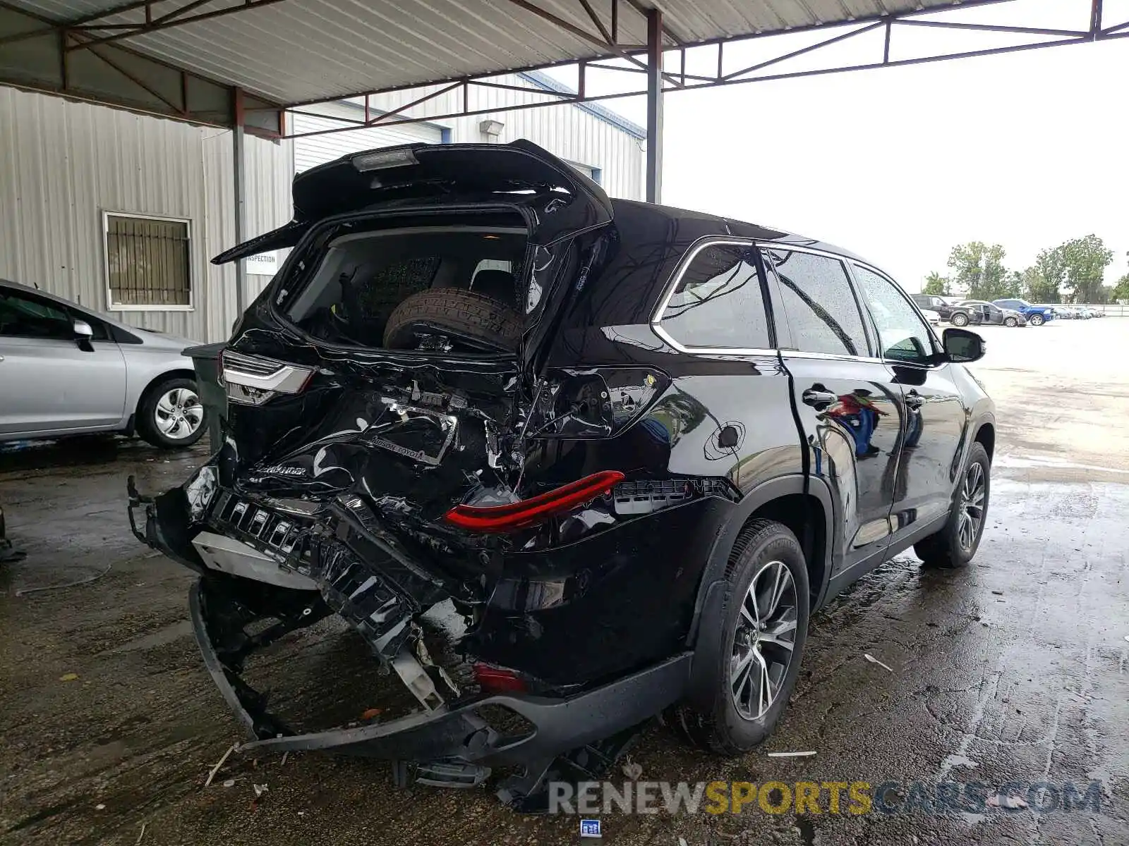 4 Photograph of a damaged car 5TDBZRFH9KS721210 TOYOTA HIGHLANDER 2019