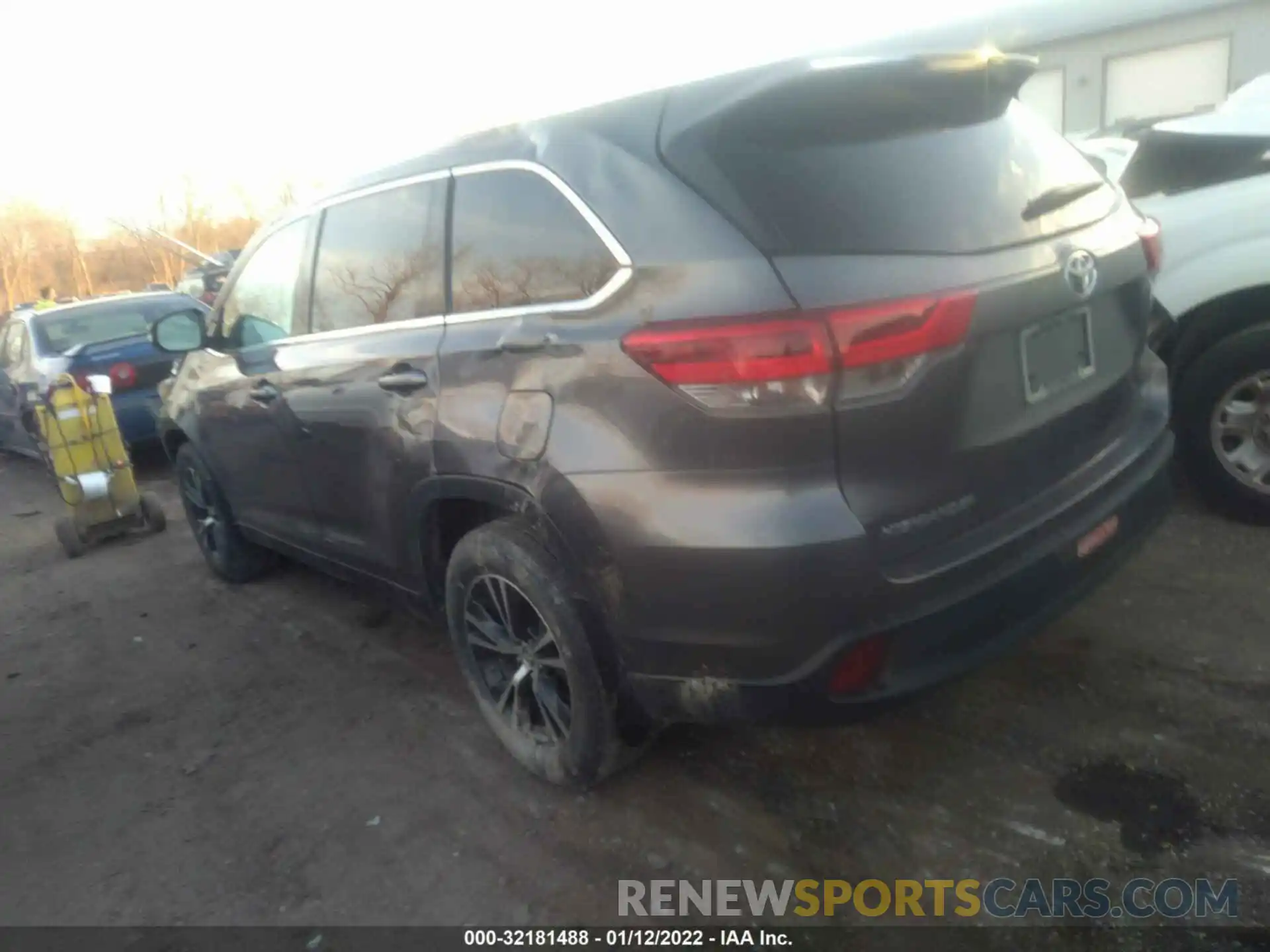 3 Фотография поврежденного автомобиля 5TDBZRFH9KS721594 TOYOTA HIGHLANDER 2019