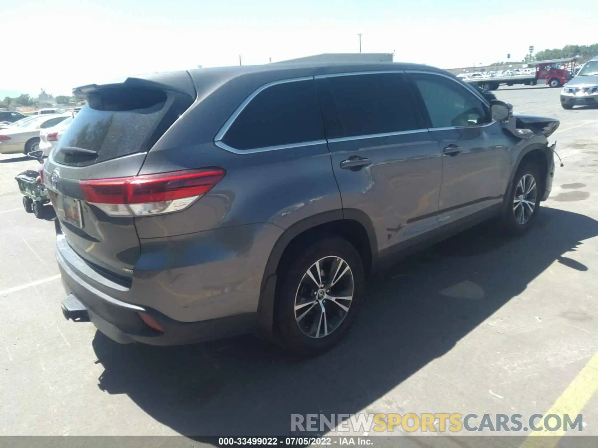 4 Photograph of a damaged car 5TDBZRFH9KS731025 TOYOTA HIGHLANDER 2019