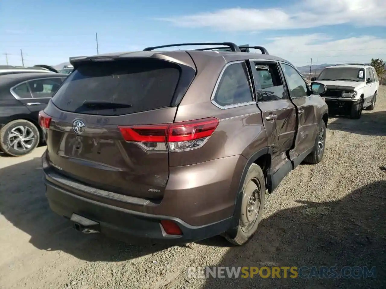 4 Photograph of a damaged car 5TDBZRFH9KS734121 TOYOTA HIGHLANDER 2019