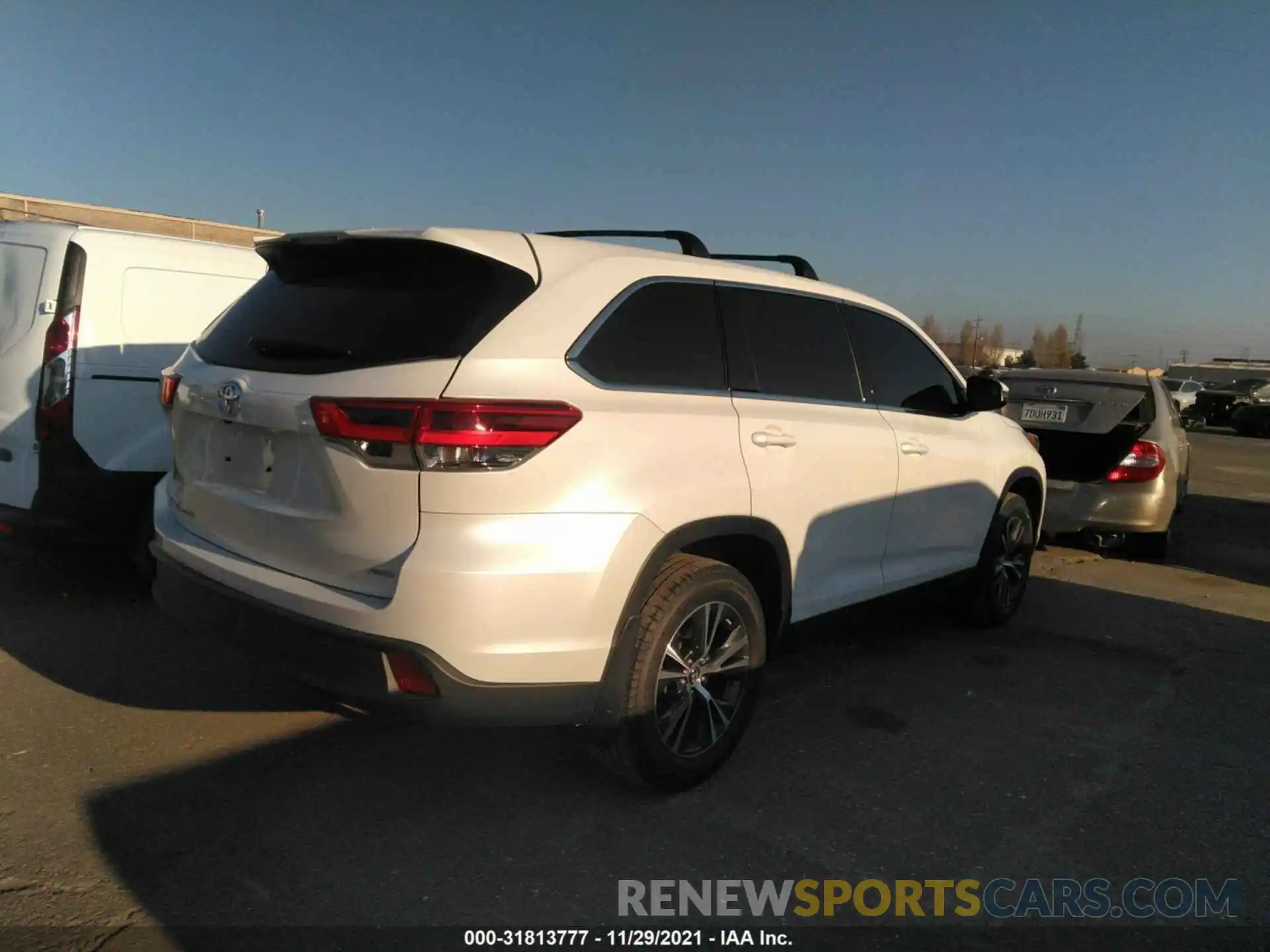 4 Photograph of a damaged car 5TDBZRFH9KS734541 TOYOTA HIGHLANDER 2019