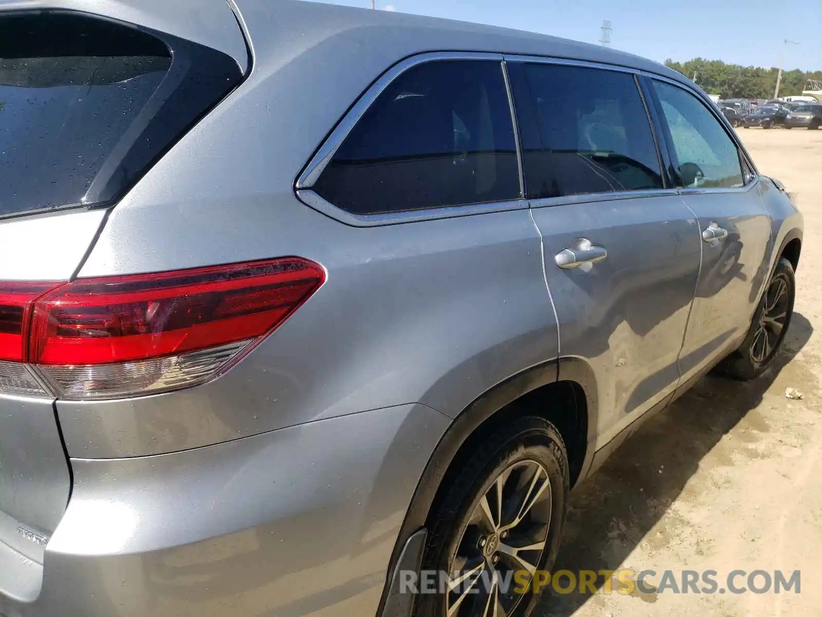 4 Photograph of a damaged car 5TDBZRFH9KS744986 TOYOTA HIGHLANDER 2019