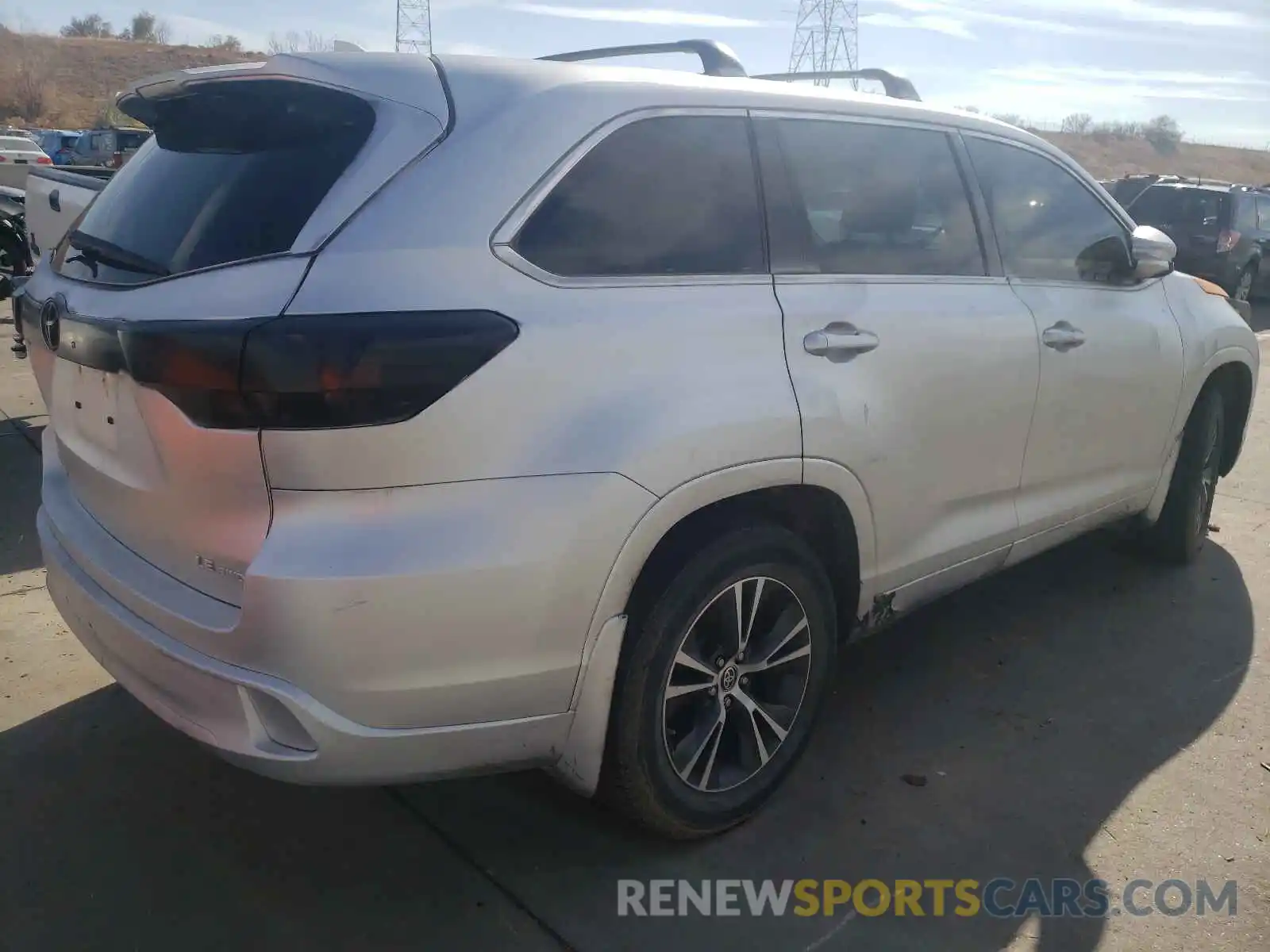 4 Photograph of a damaged car 5TDBZRFH9KS745362 TOYOTA HIGHLANDER 2019