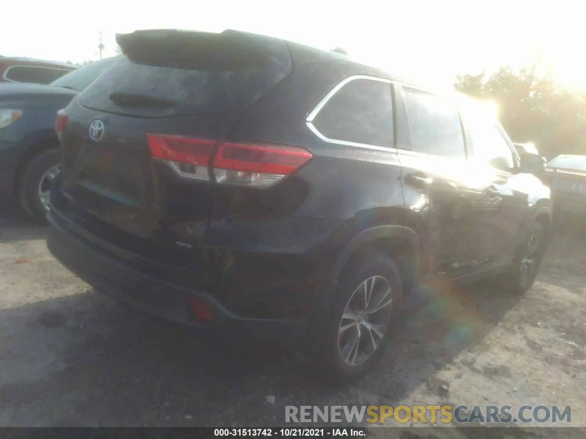 4 Photograph of a damaged car 5TDBZRFH9KS925621 TOYOTA HIGHLANDER 2019