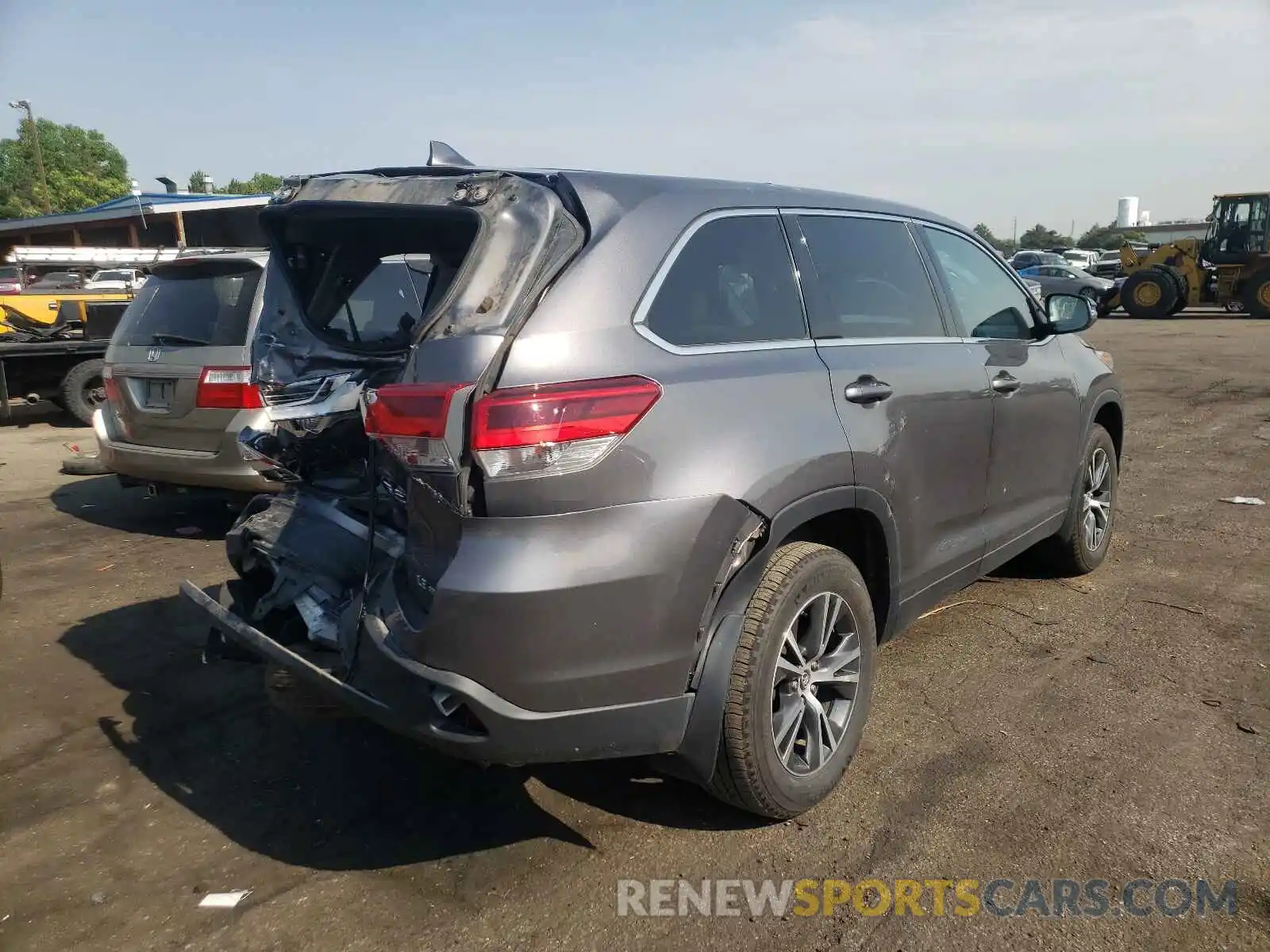 4 Photograph of a damaged car 5TDBZRFH9KS930396 TOYOTA HIGHLANDER 2019