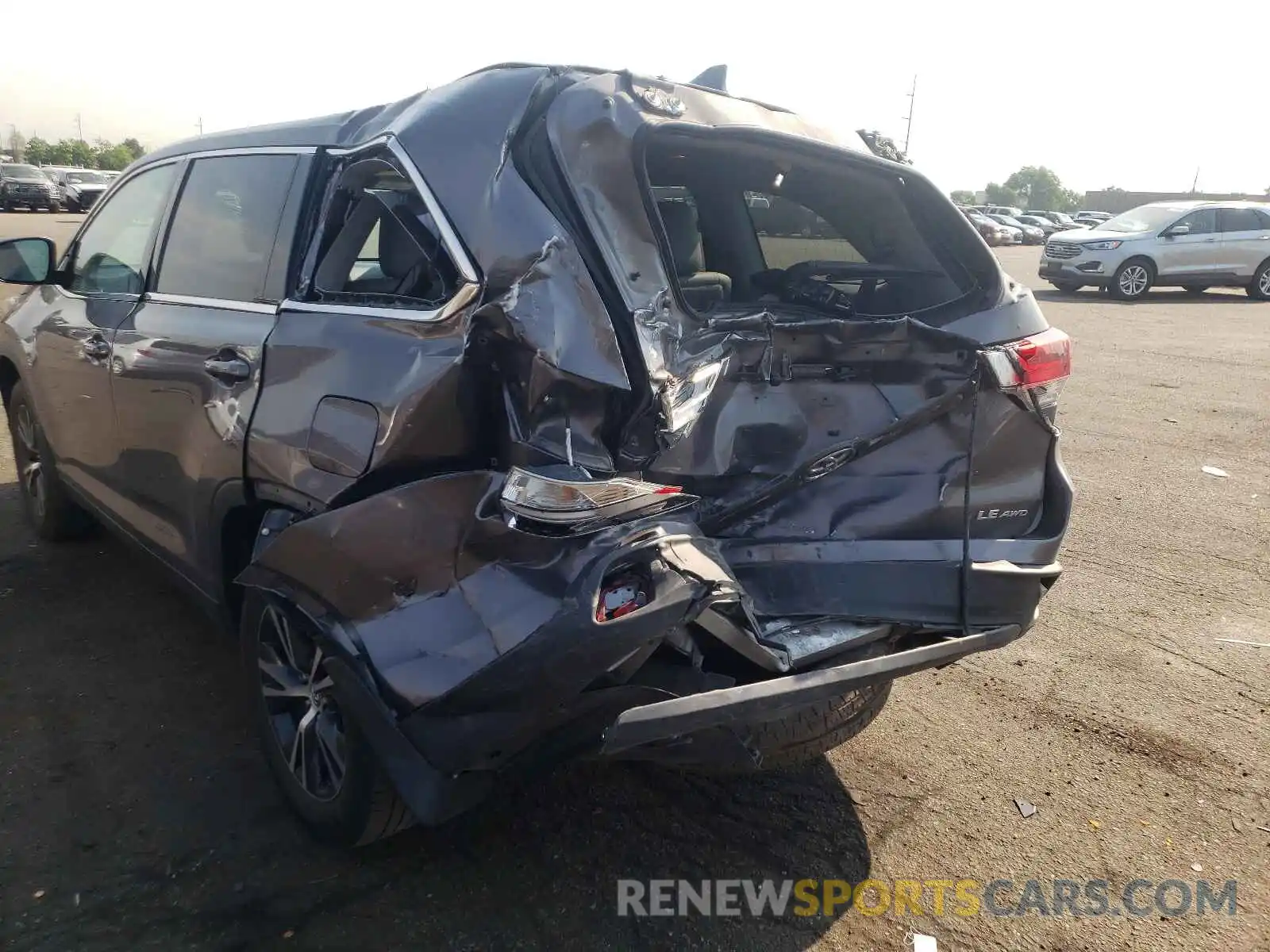 9 Photograph of a damaged car 5TDBZRFH9KS930396 TOYOTA HIGHLANDER 2019