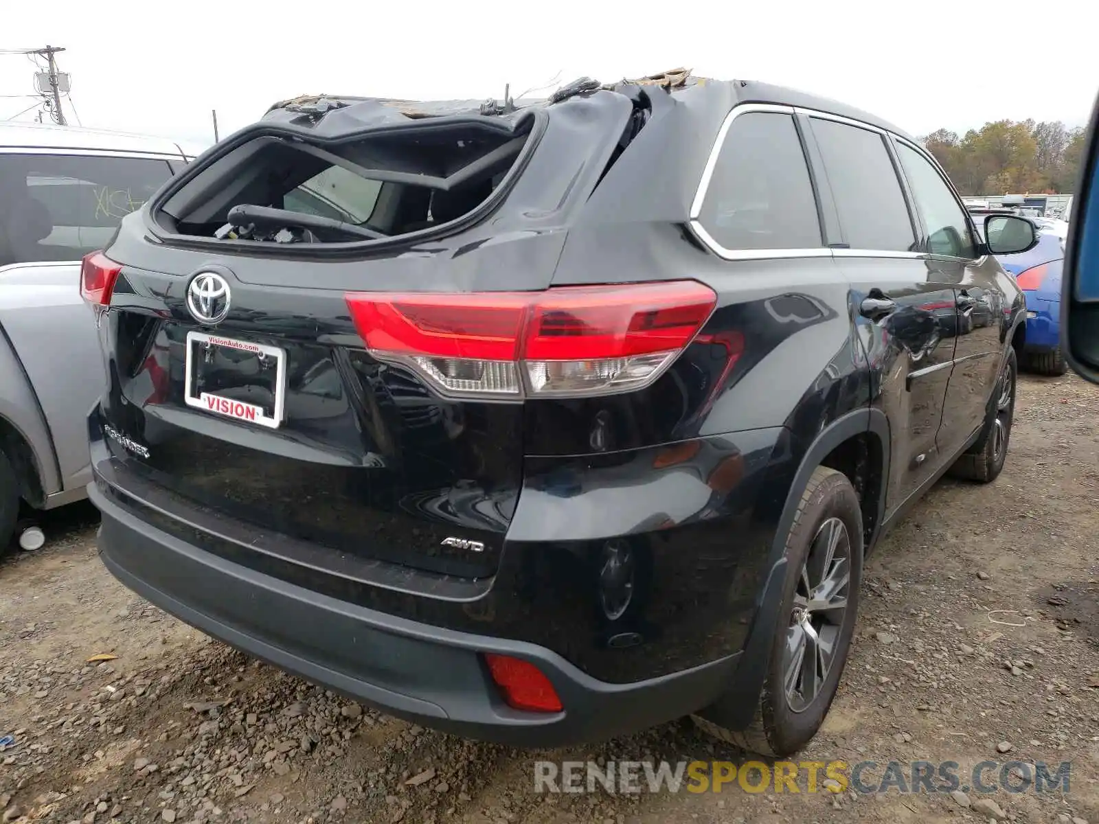 4 Photograph of a damaged car 5TDBZRFH9KS933072 TOYOTA HIGHLANDER 2019