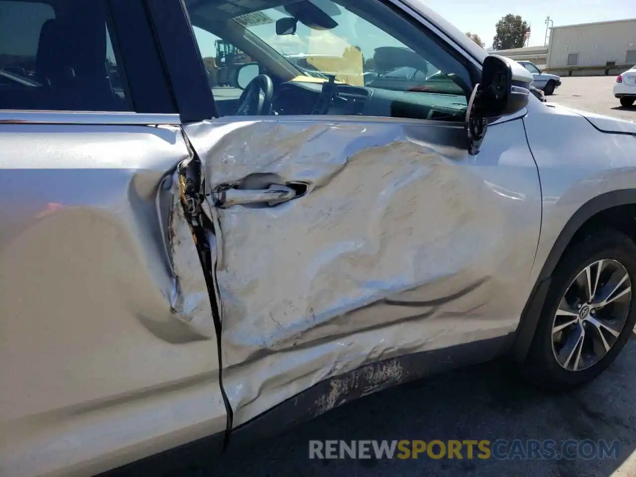 9 Photograph of a damaged car 5TDBZRFH9KS944962 TOYOTA HIGHLANDER 2019