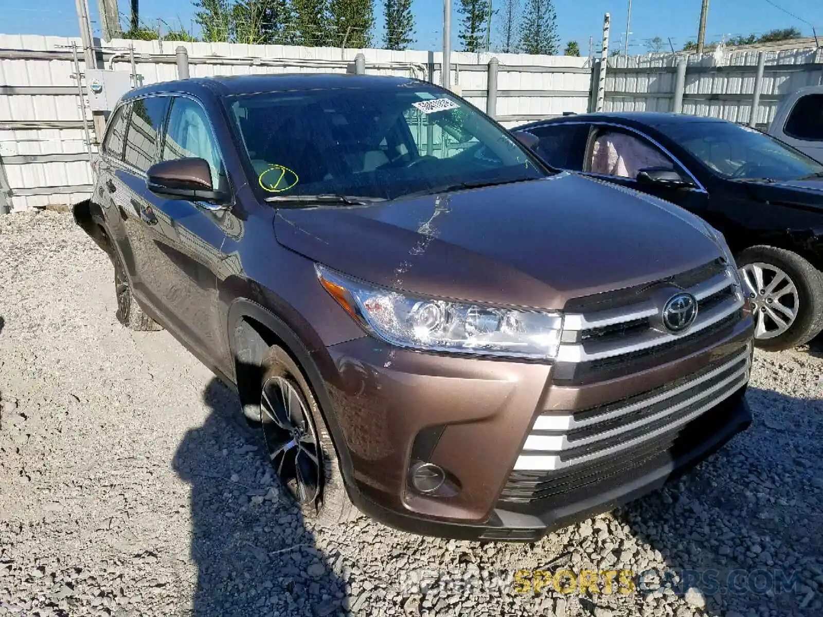 1 Photograph of a damaged car 5TDBZRFH9KS945643 TOYOTA HIGHLANDER 2019