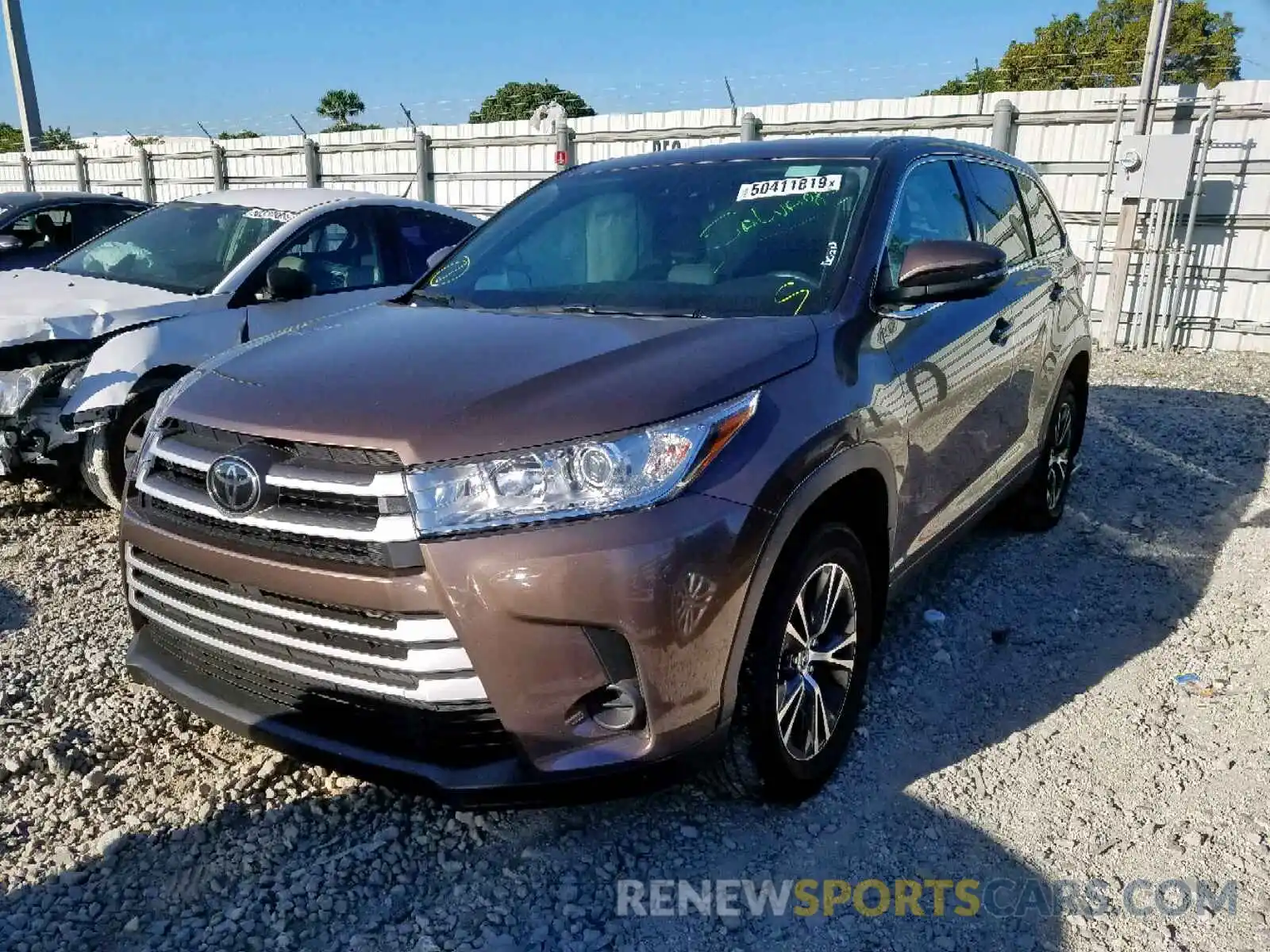 2 Photograph of a damaged car 5TDBZRFH9KS945643 TOYOTA HIGHLANDER 2019