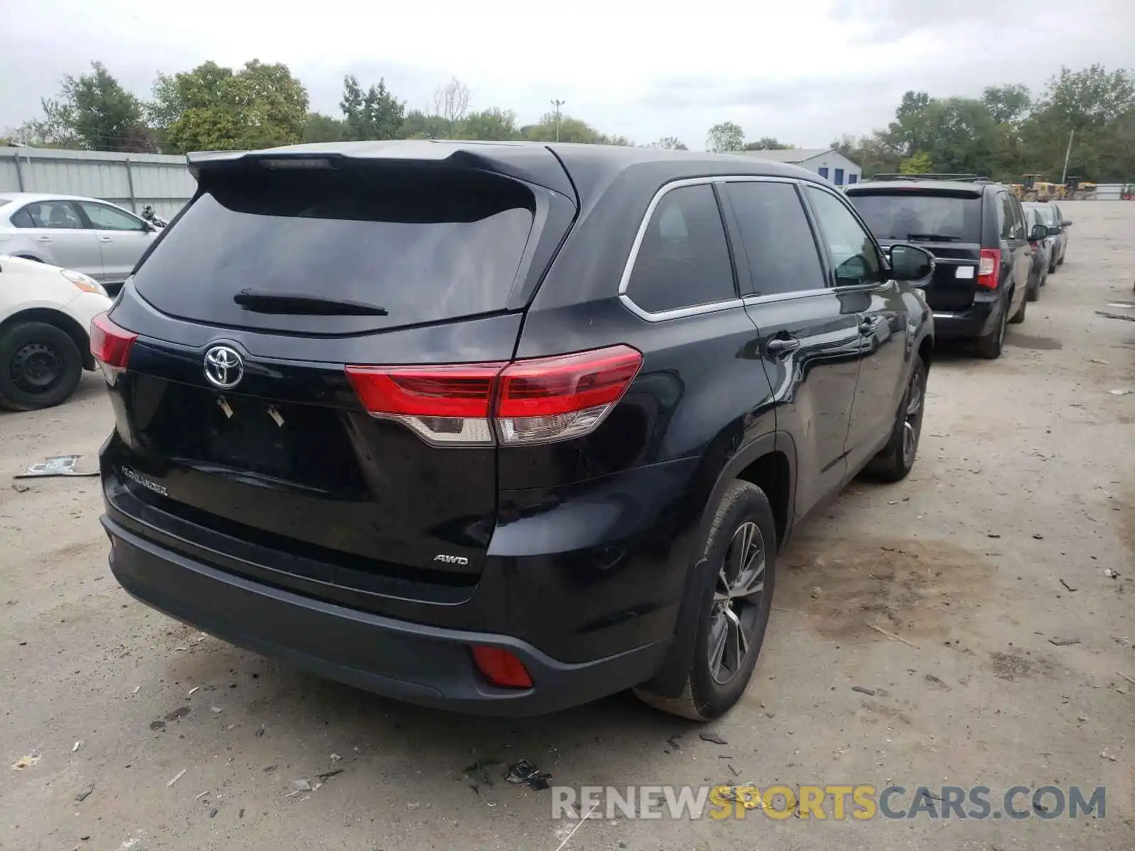 4 Photograph of a damaged car 5TDBZRFH9KS946159 TOYOTA HIGHLANDER 2019