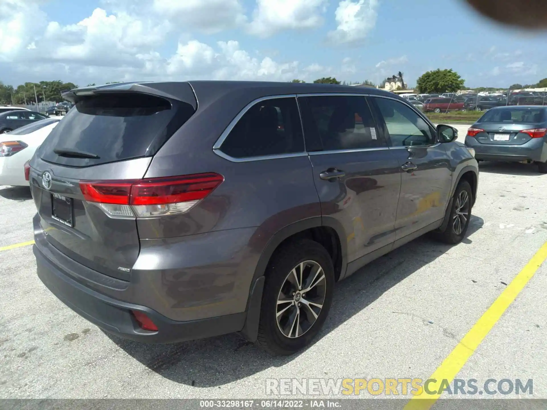 4 Photograph of a damaged car 5TDBZRFH9KS960904 TOYOTA HIGHLANDER 2019