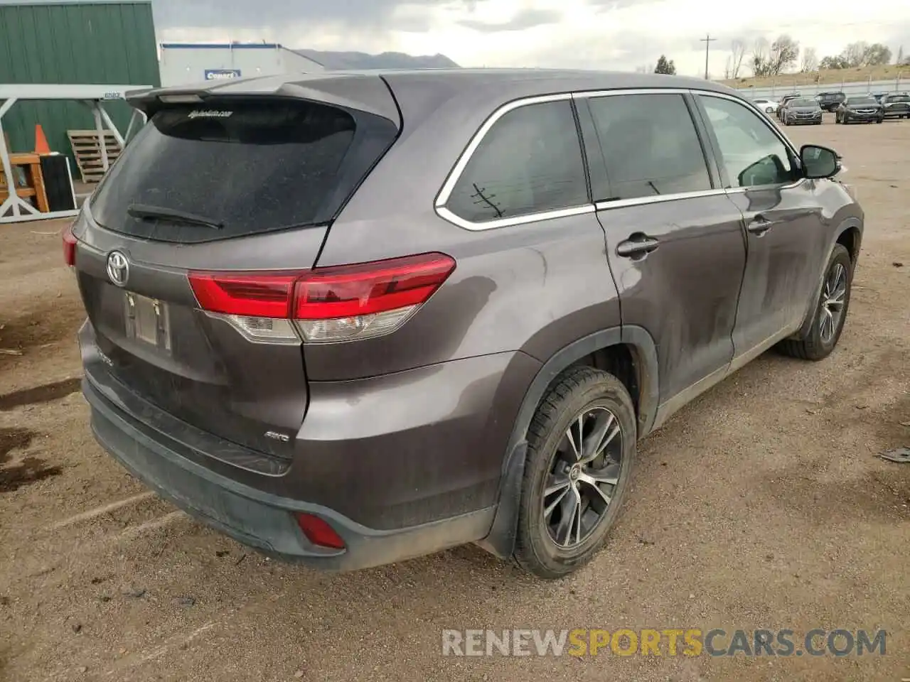 4 Photograph of a damaged car 5TDBZRFH9KS961115 TOYOTA HIGHLANDER 2019