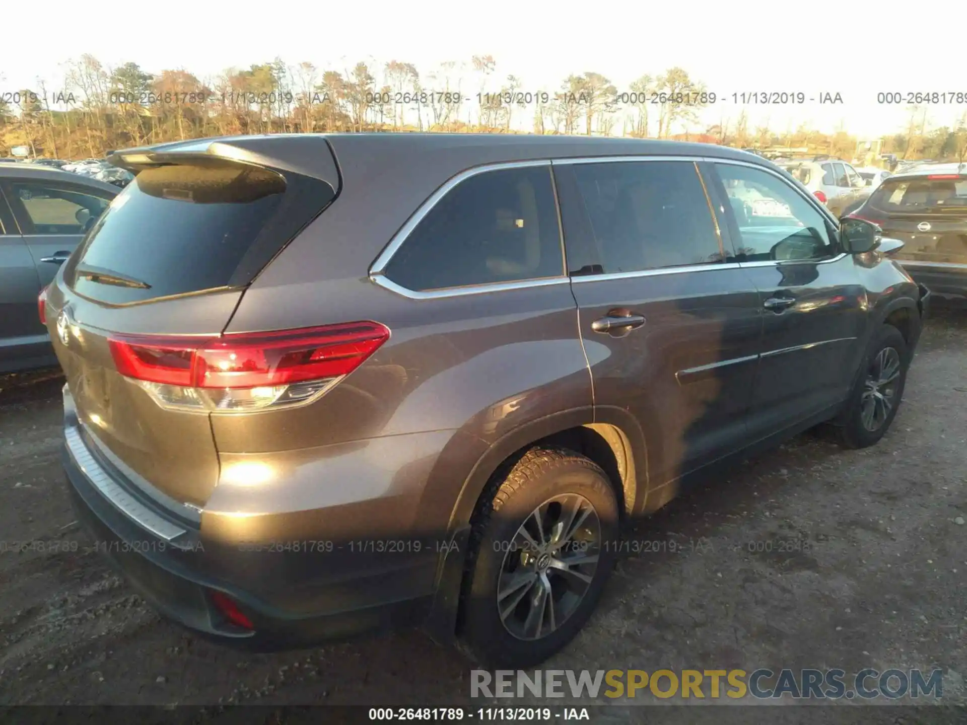 4 Photograph of a damaged car 5TDBZRFH9KS964242 TOYOTA HIGHLANDER 2019