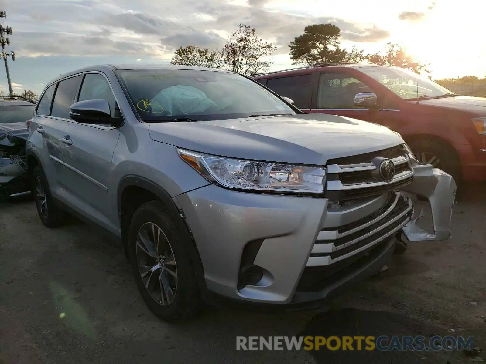 1 Photograph of a damaged car 5TDBZRFH9KS964872 TOYOTA HIGHLANDER 2019