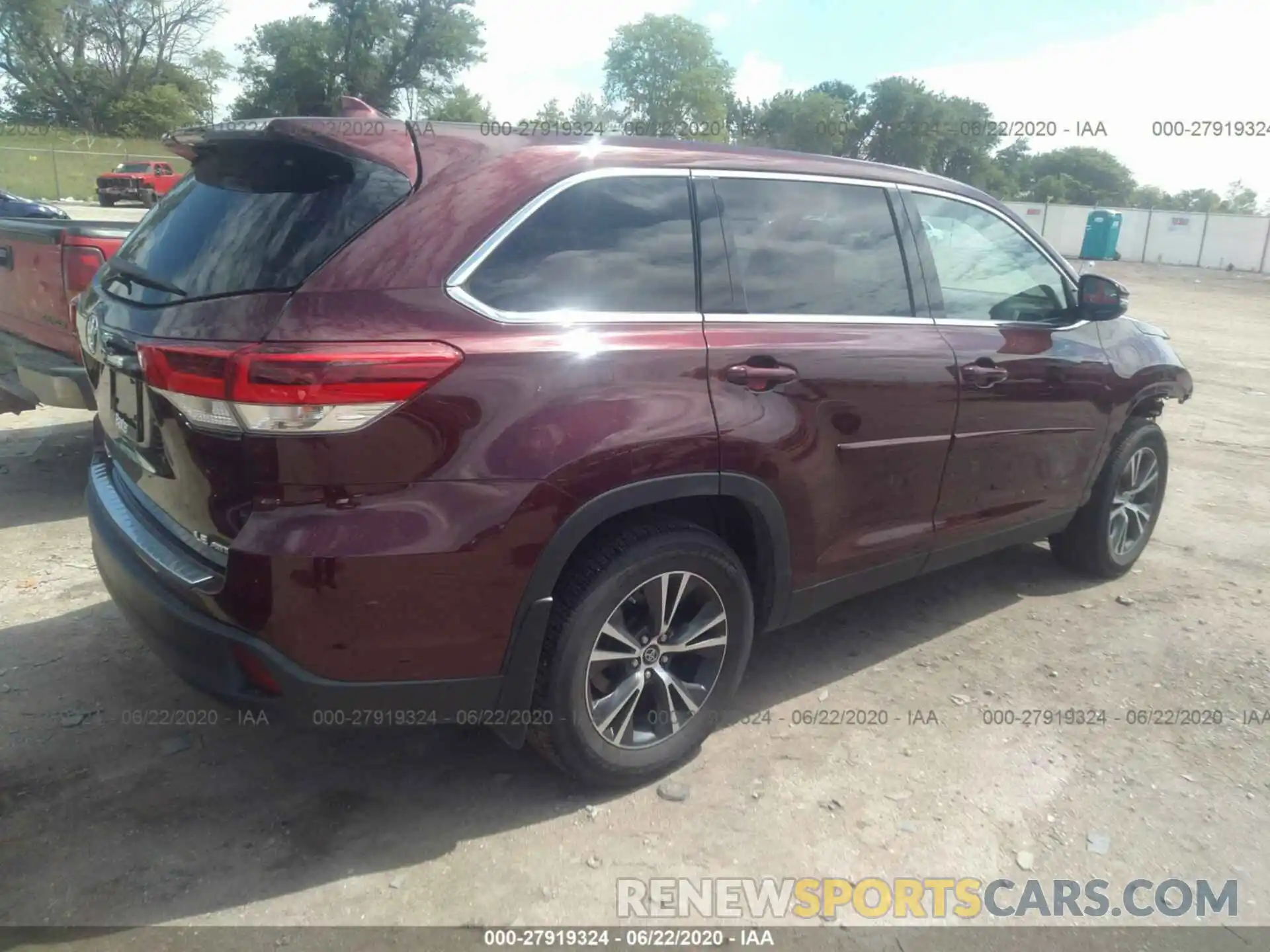 4 Photograph of a damaged car 5TDBZRFH9KS970834 TOYOTA HIGHLANDER 2019