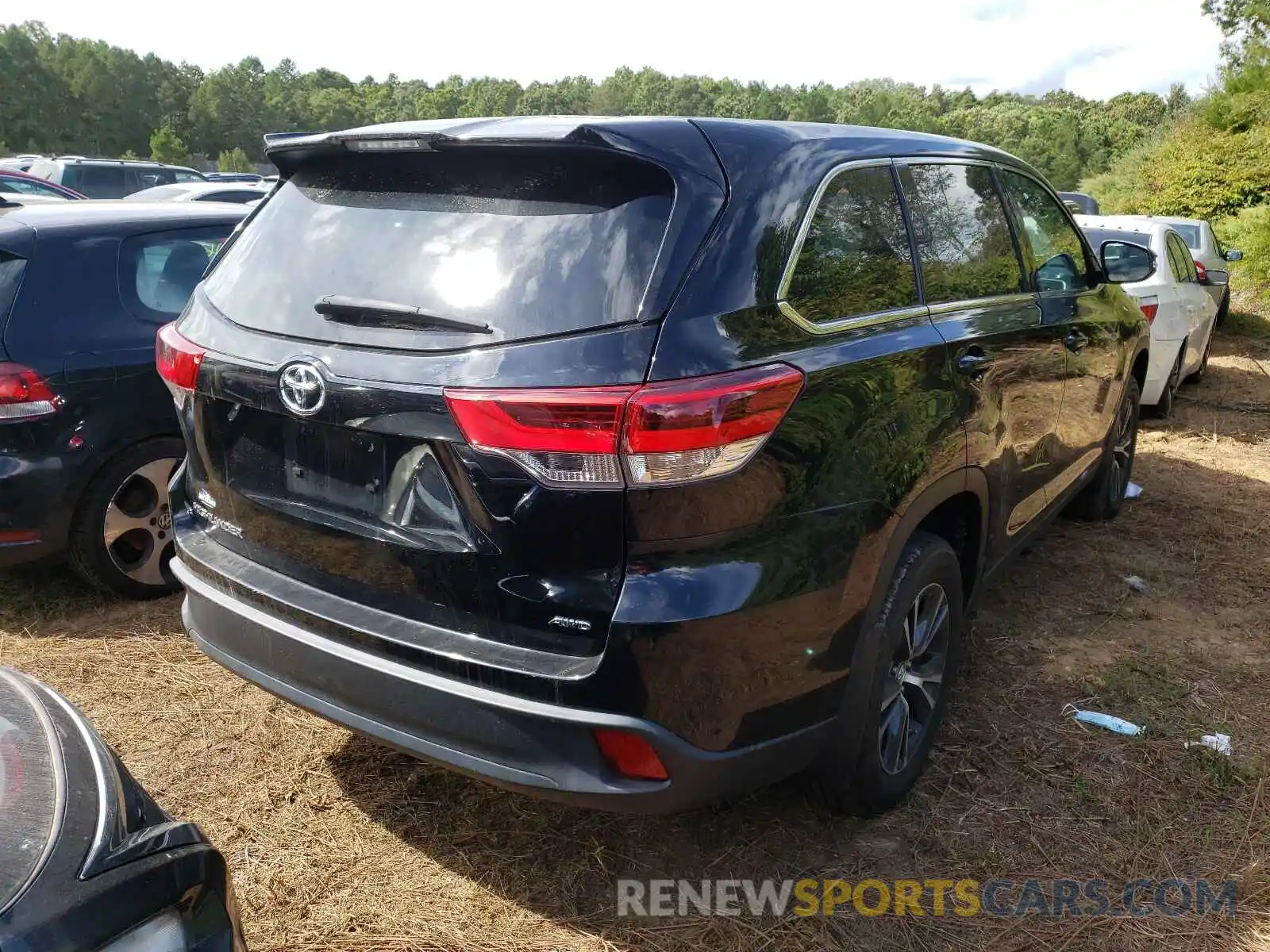 4 Photograph of a damaged car 5TDBZRFH9KS974608 TOYOTA HIGHLANDER 2019