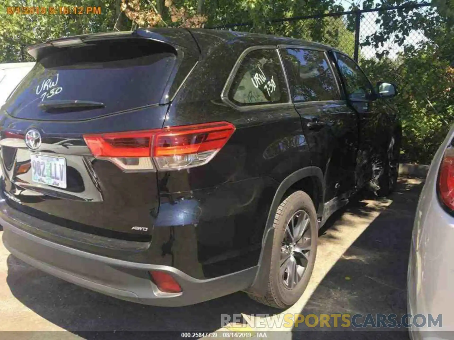 17 Photograph of a damaged car 5TDBZRFH9KS980960 TOYOTA HIGHLANDER 2019