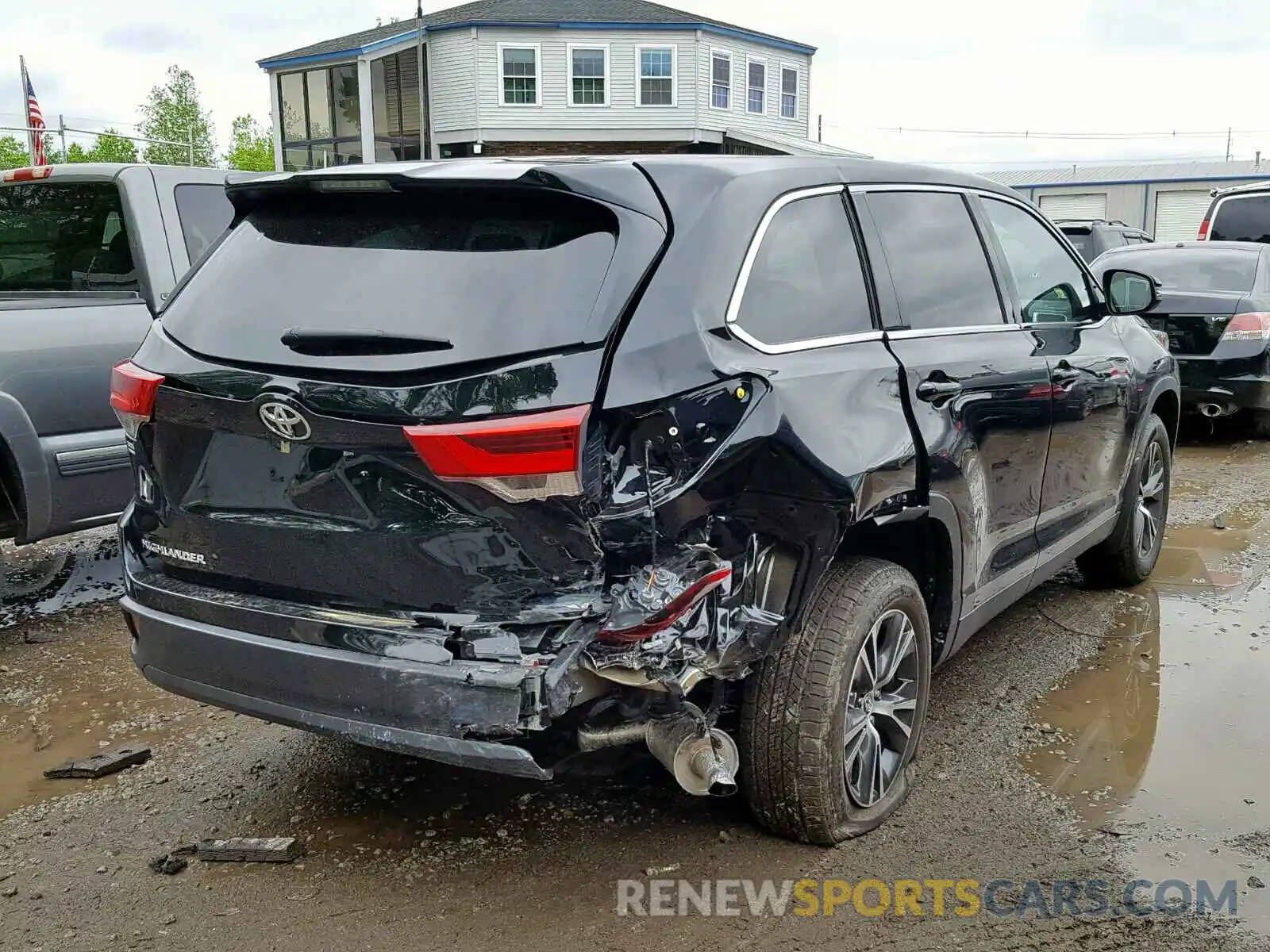 4 Photograph of a damaged car 5TDBZRFH9KS982028 TOYOTA HIGHLANDER 2019