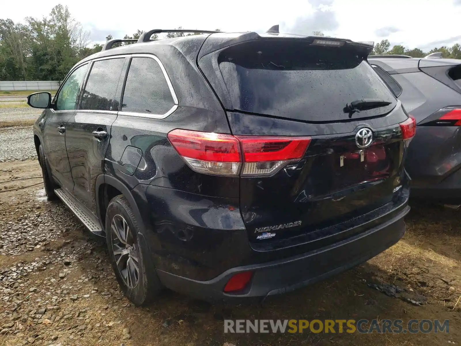 3 Photograph of a damaged car 5TDBZRFH9KS985379 TOYOTA HIGHLANDER 2019