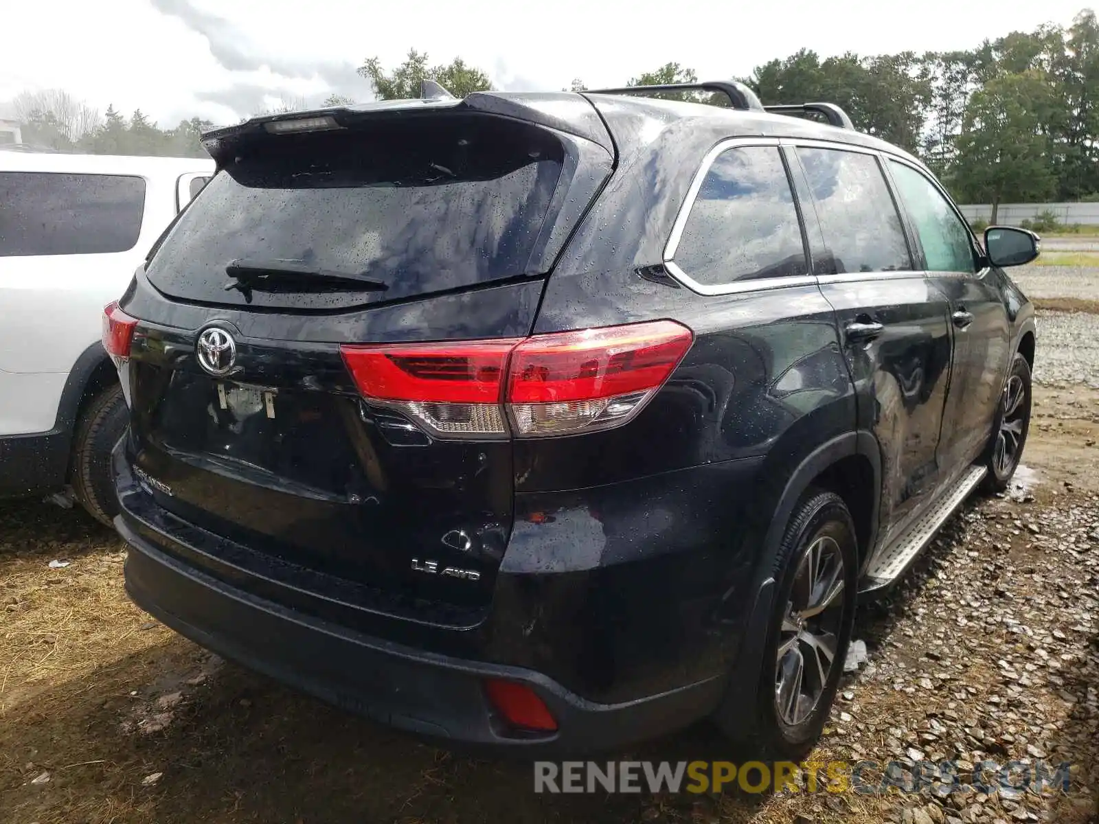 4 Photograph of a damaged car 5TDBZRFH9KS985379 TOYOTA HIGHLANDER 2019