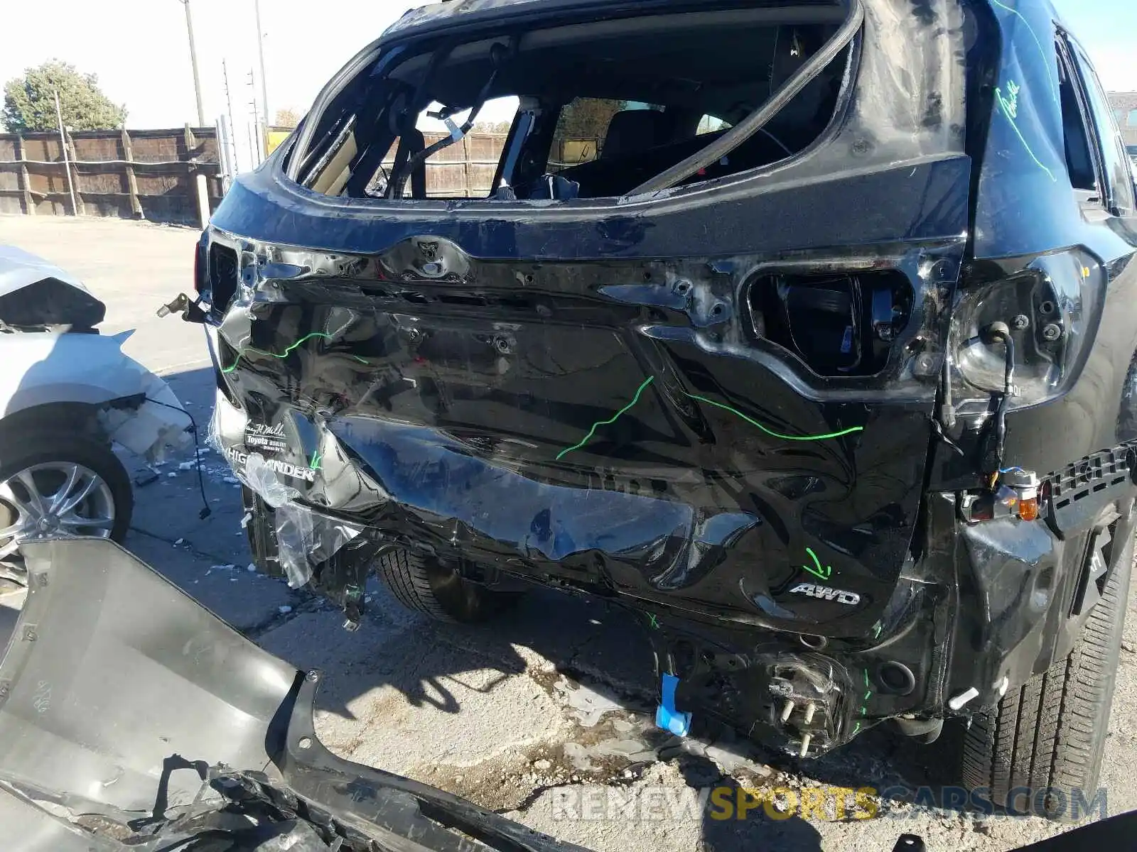 9 Photograph of a damaged car 5TDBZRFH9KS986466 TOYOTA HIGHLANDER 2019