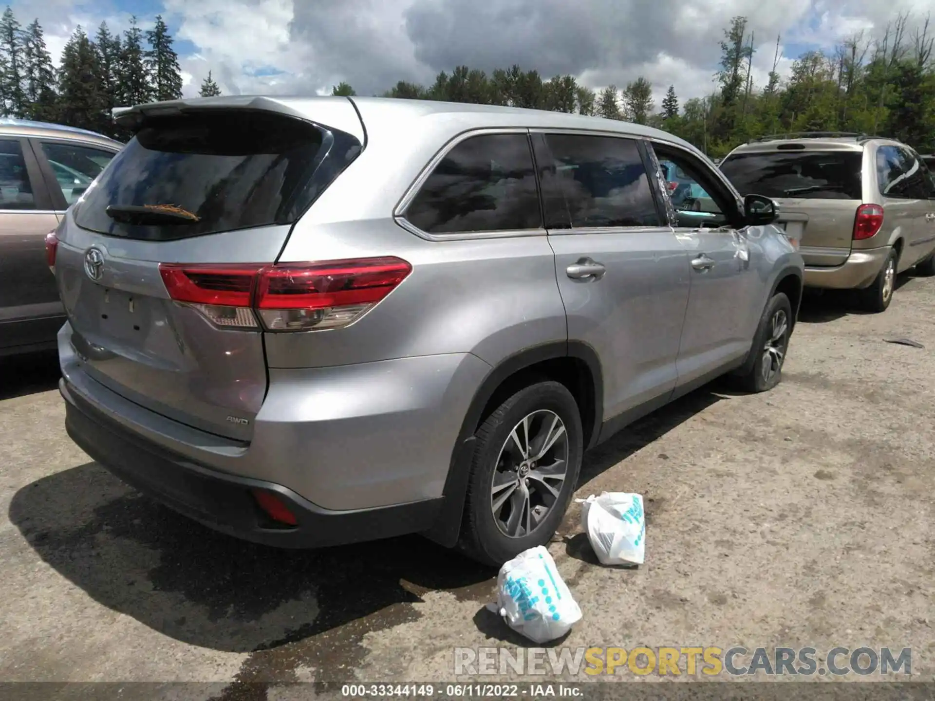 4 Photograph of a damaged car 5TDBZRFH9KS990470 TOYOTA HIGHLANDER 2019