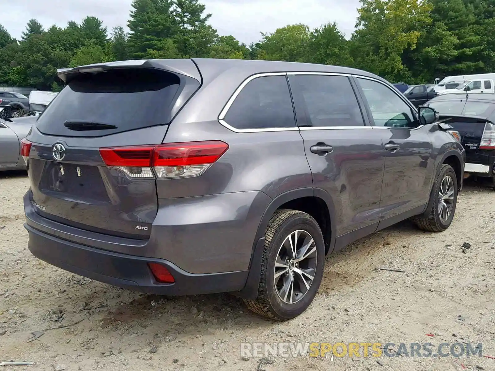 4 Photograph of a damaged car 5TDBZRFHXKS704383 TOYOTA HIGHLANDER 2019