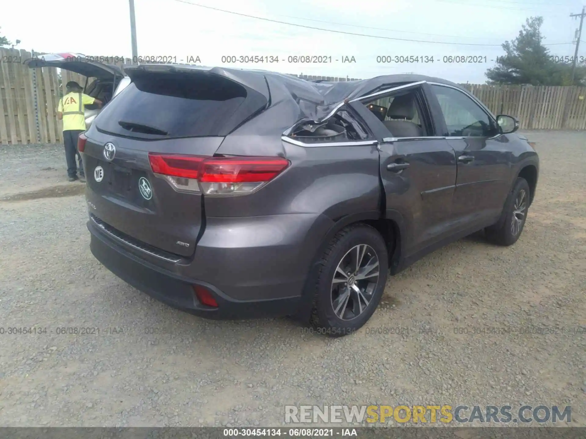 4 Photograph of a damaged car 5TDBZRFHXKS706120 TOYOTA HIGHLANDER 2019