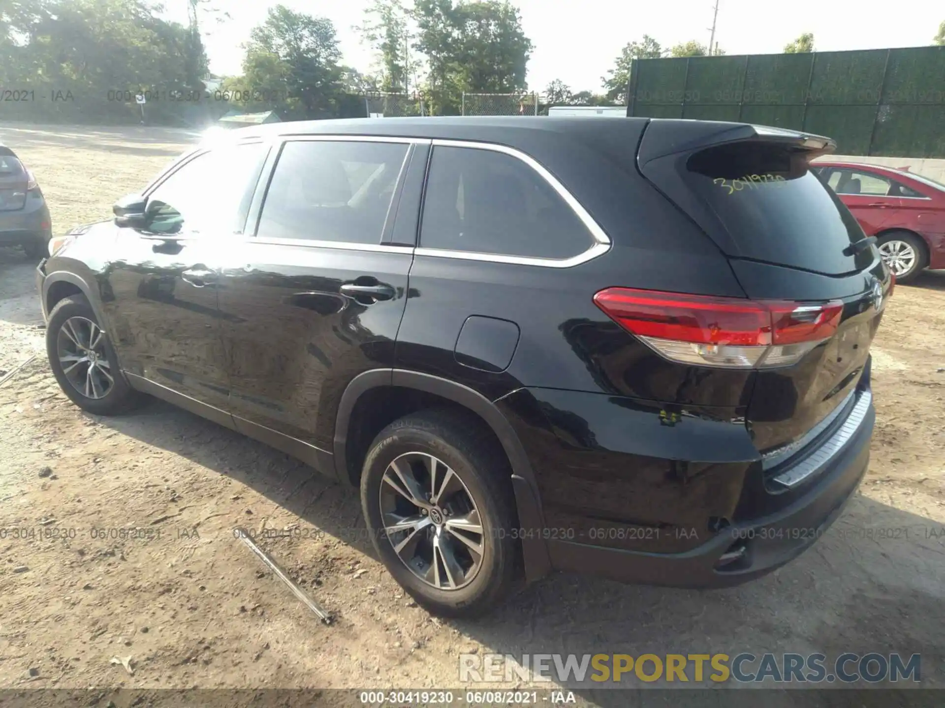 3 Photograph of a damaged car 5TDBZRFHXKS713049 TOYOTA HIGHLANDER 2019