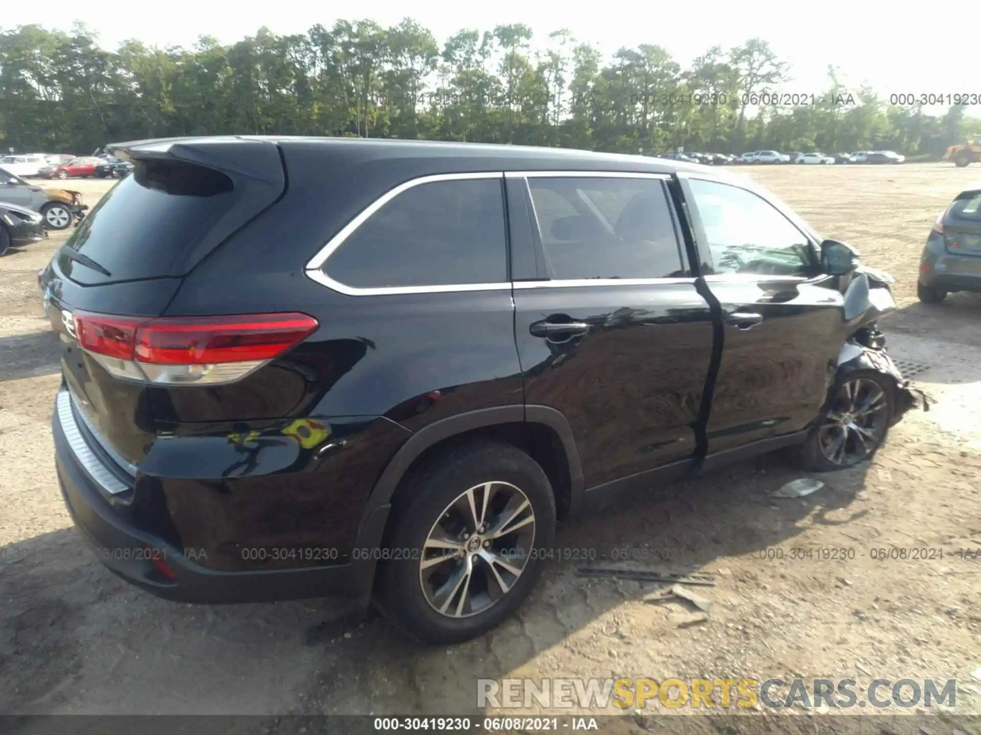 4 Photograph of a damaged car 5TDBZRFHXKS713049 TOYOTA HIGHLANDER 2019