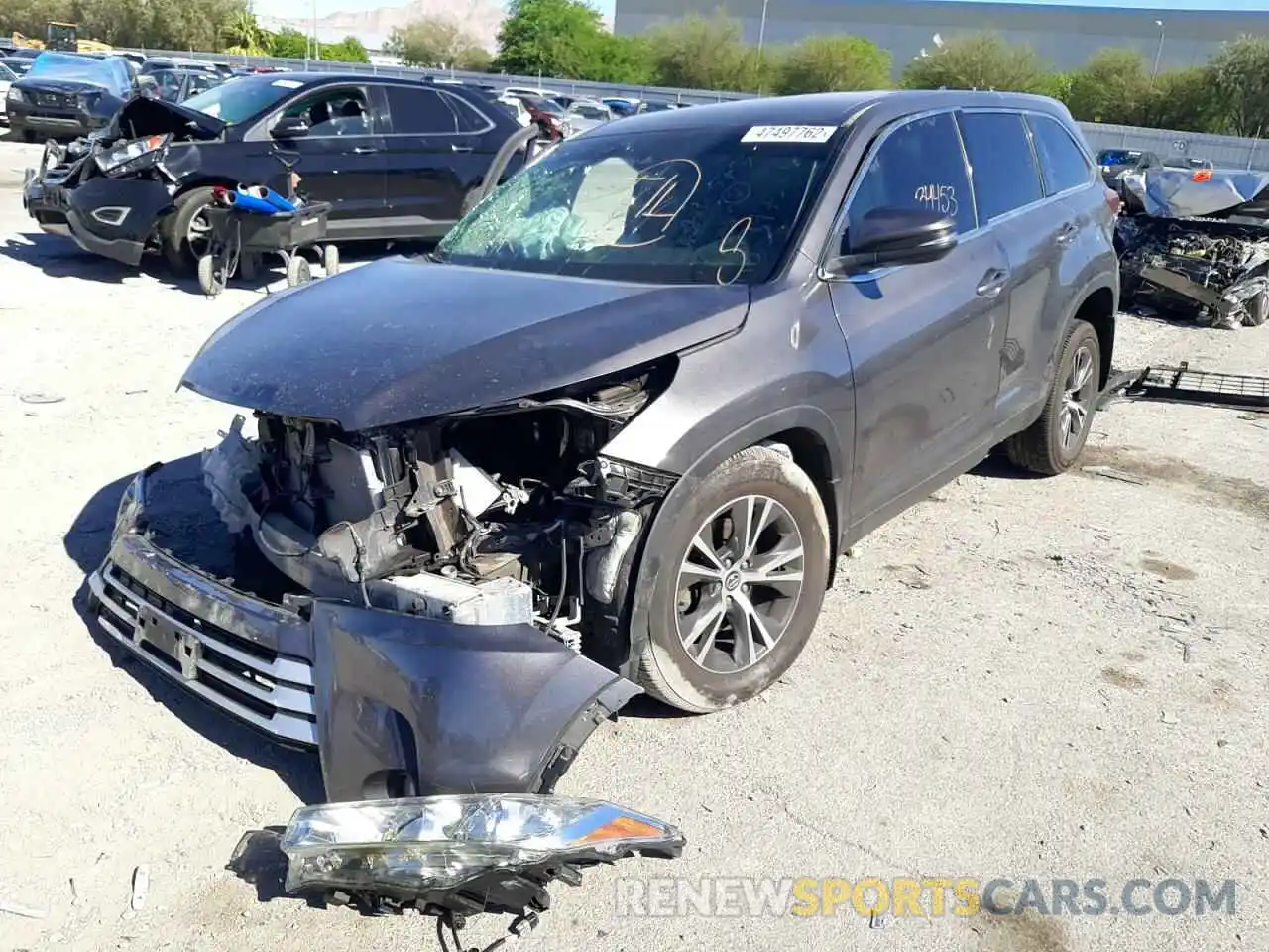 2 Photograph of a damaged car 5TDBZRFHXKS715075 TOYOTA HIGHLANDER 2019