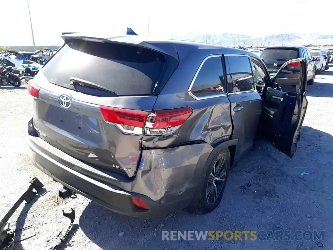 4 Photograph of a damaged car 5TDBZRFHXKS715075 TOYOTA HIGHLANDER 2019