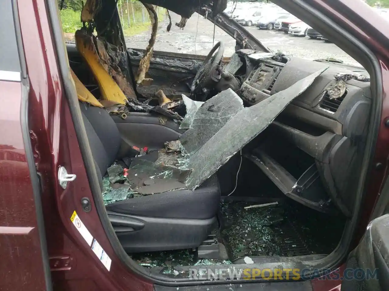 5 Photograph of a damaged car 5TDBZRFHXKS717702 TOYOTA HIGHLANDER 2019