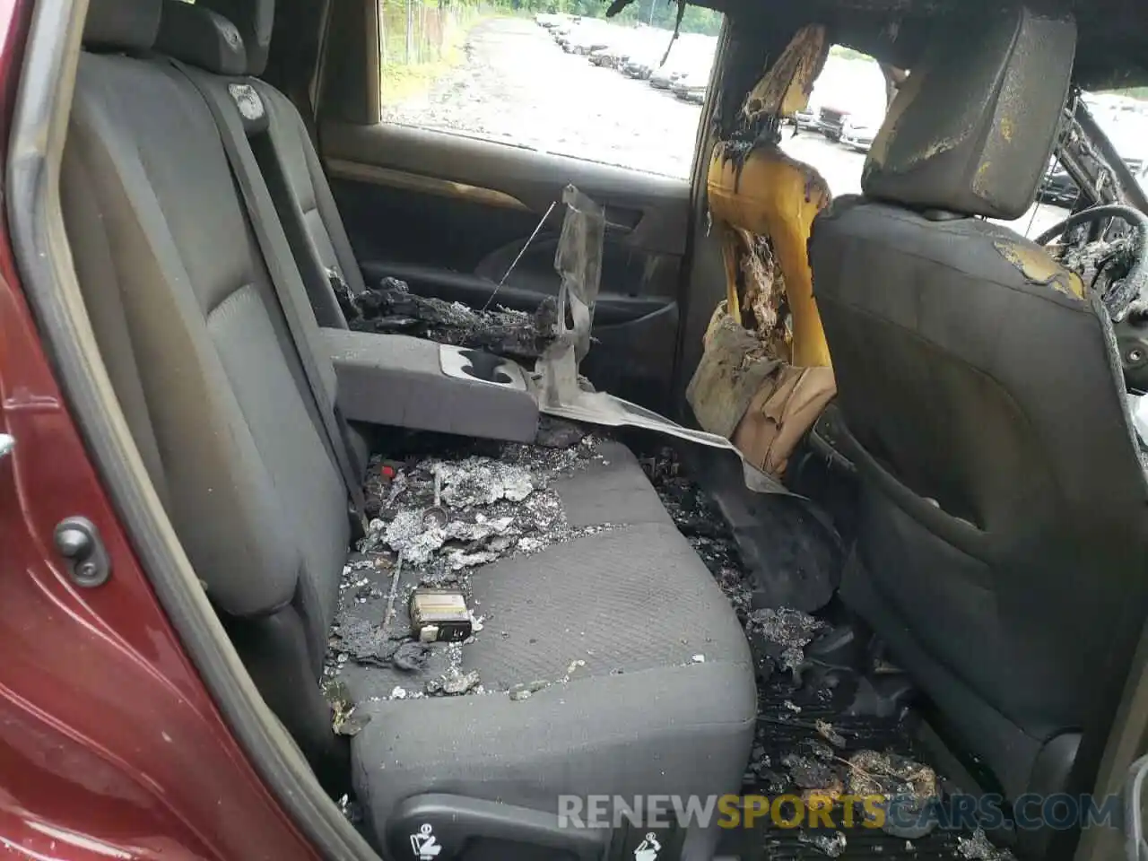 6 Photograph of a damaged car 5TDBZRFHXKS717702 TOYOTA HIGHLANDER 2019