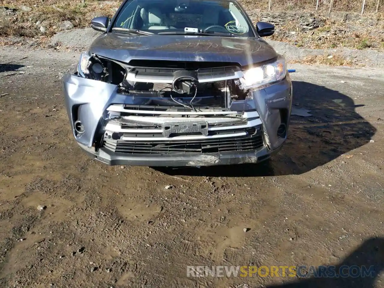 9 Photograph of a damaged car 5TDBZRFHXKS717974 TOYOTA HIGHLANDER 2019