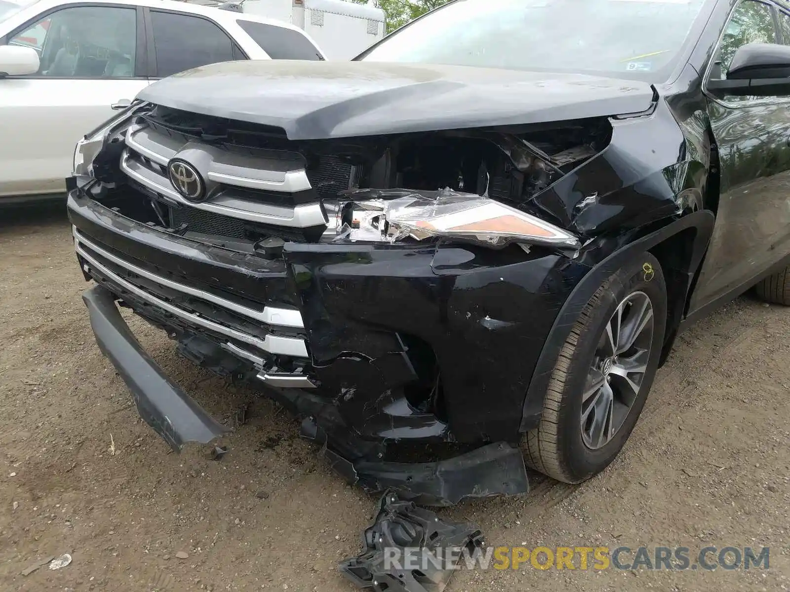 9 Photograph of a damaged car 5TDBZRFHXKS725251 TOYOTA HIGHLANDER 2019