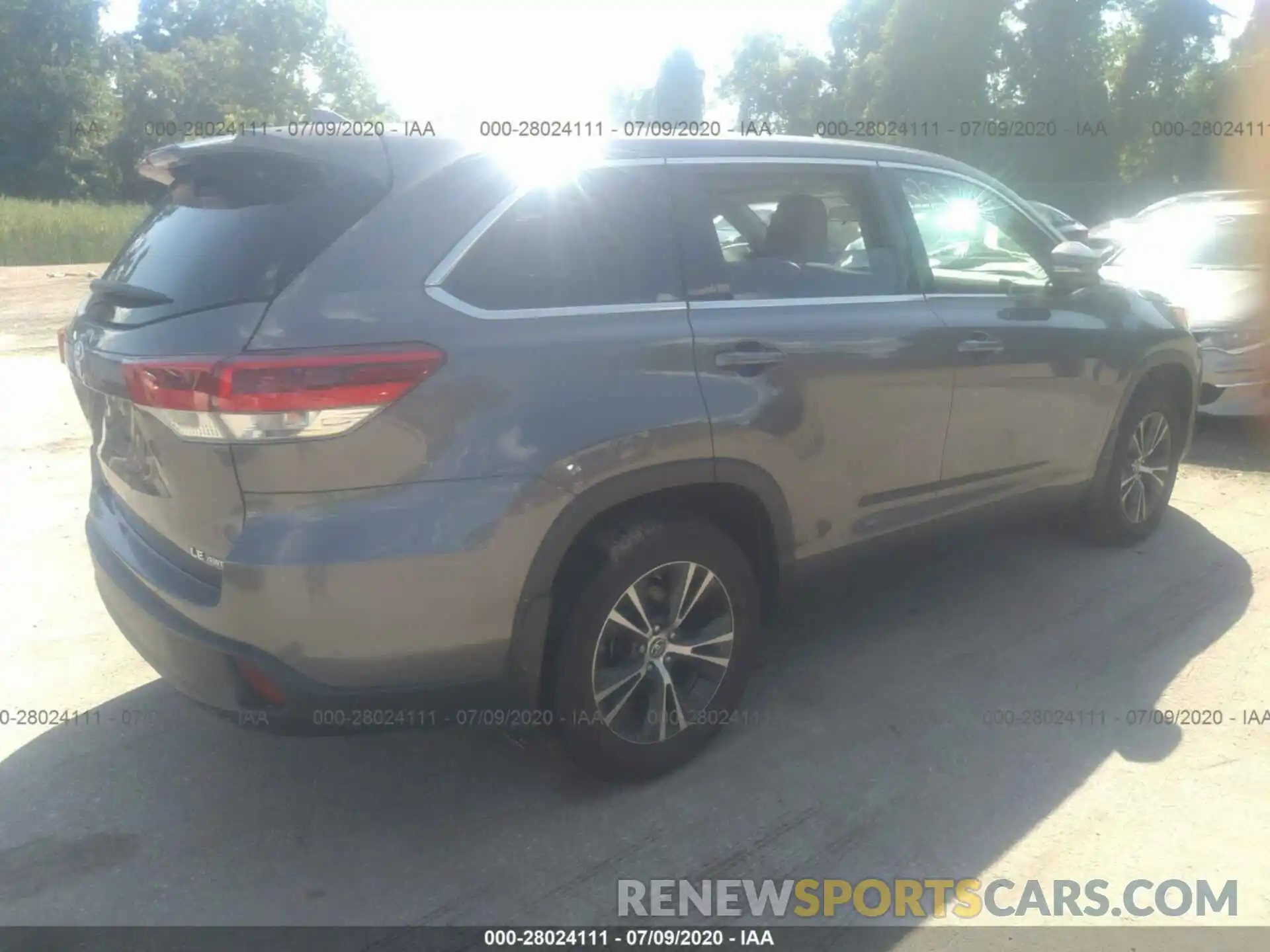 4 Photograph of a damaged car 5TDBZRFHXKS727064 TOYOTA HIGHLANDER 2019