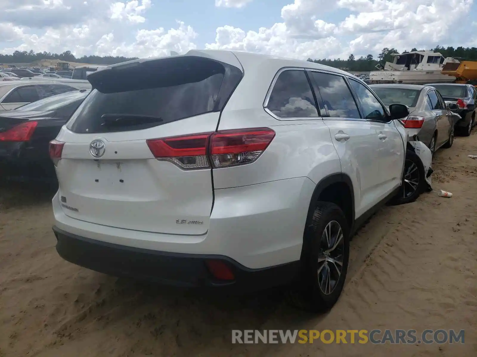 4 Photograph of a damaged car 5TDBZRFHXKS736346 TOYOTA HIGHLANDER 2019