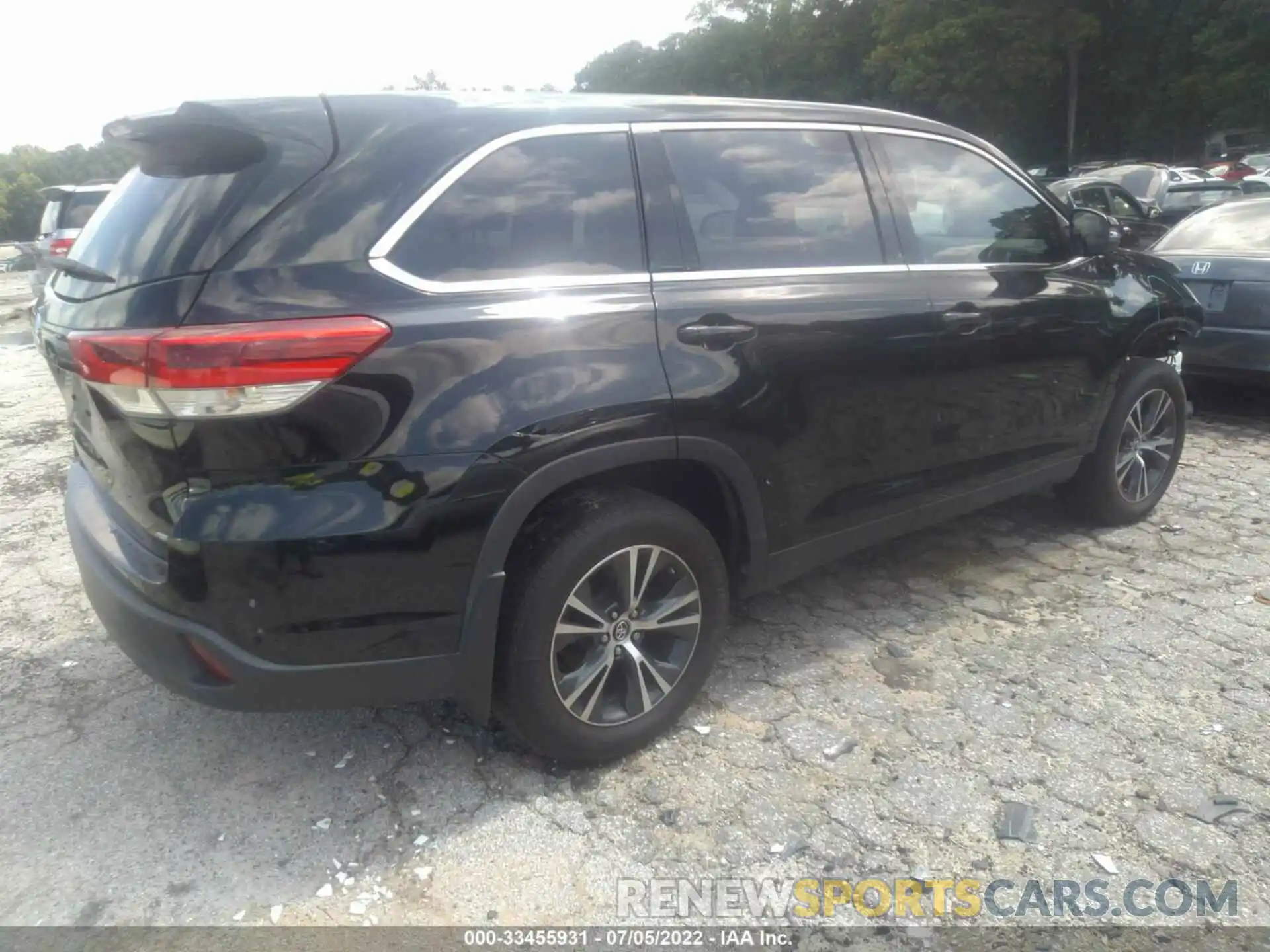 4 Photograph of a damaged car 5TDBZRFHXKS739070 TOYOTA HIGHLANDER 2019