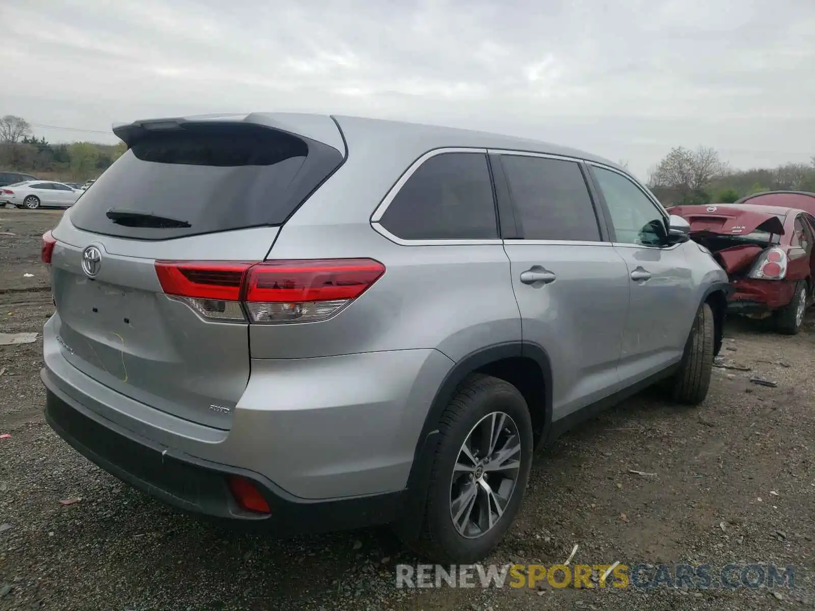 4 Photograph of a damaged car 5TDBZRFHXKS744575 TOYOTA HIGHLANDER 2019