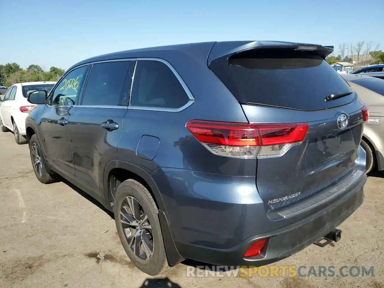 3 Photograph of a damaged car 5TDBZRFHXKS746696 TOYOTA HIGHLANDER 2019