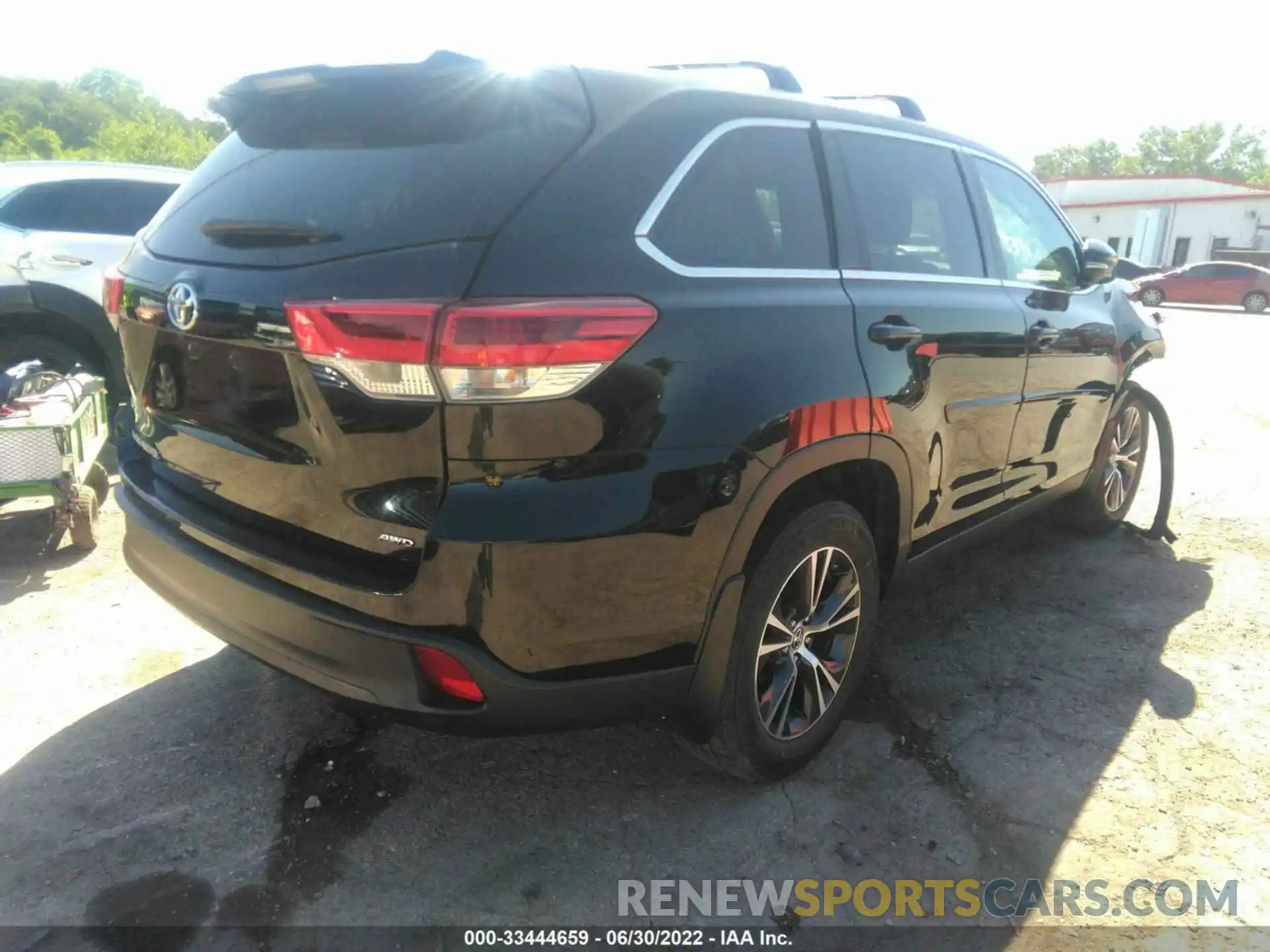 4 Photograph of a damaged car 5TDBZRFHXKS918354 TOYOTA HIGHLANDER 2019