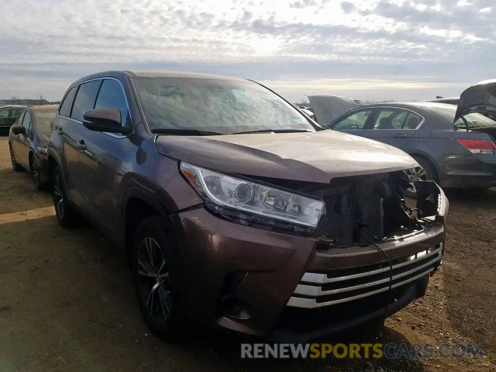 1 Photograph of a damaged car 5TDBZRFHXKS924137 TOYOTA HIGHLANDER 2019