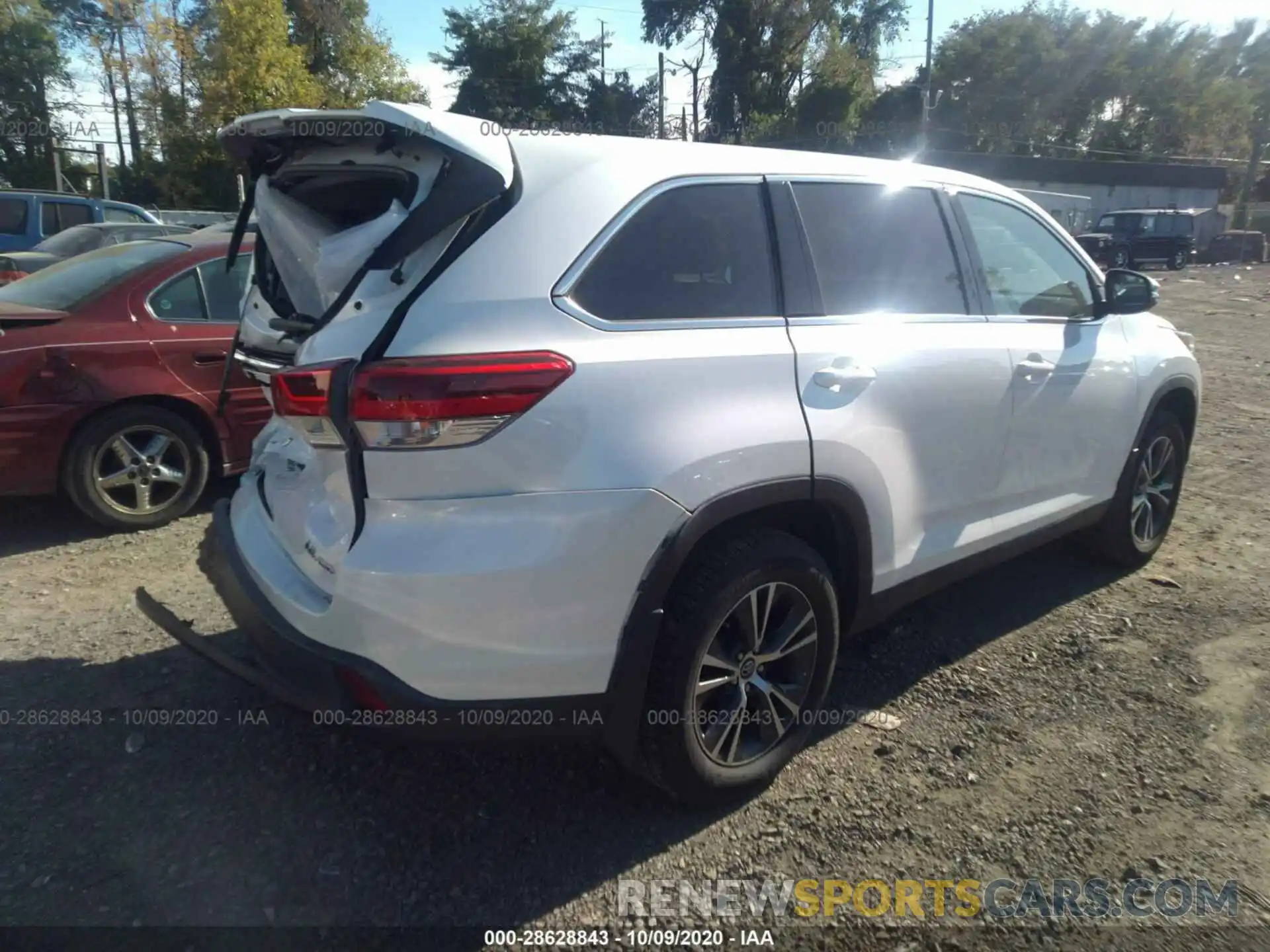 4 Photograph of a damaged car 5TDBZRFHXKS926339 TOYOTA HIGHLANDER 2019