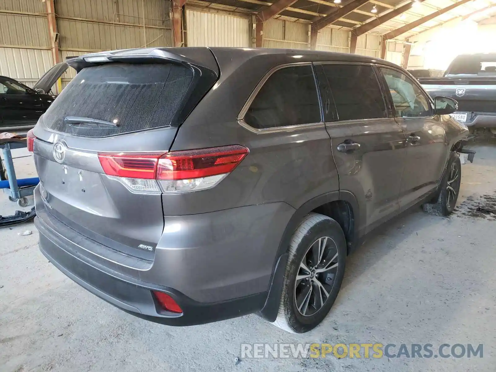 4 Photograph of a damaged car 5TDBZRFHXKS934151 TOYOTA HIGHLANDER 2019