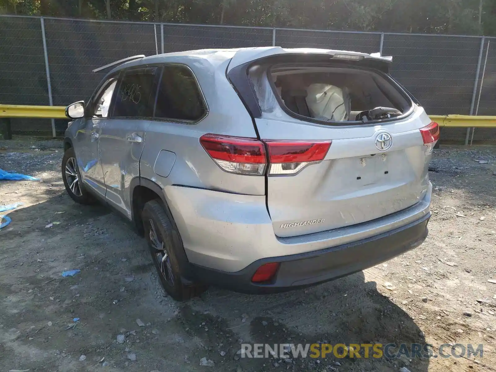 3 Photograph of a damaged car 5TDBZRFHXKS944467 TOYOTA HIGHLANDER 2019