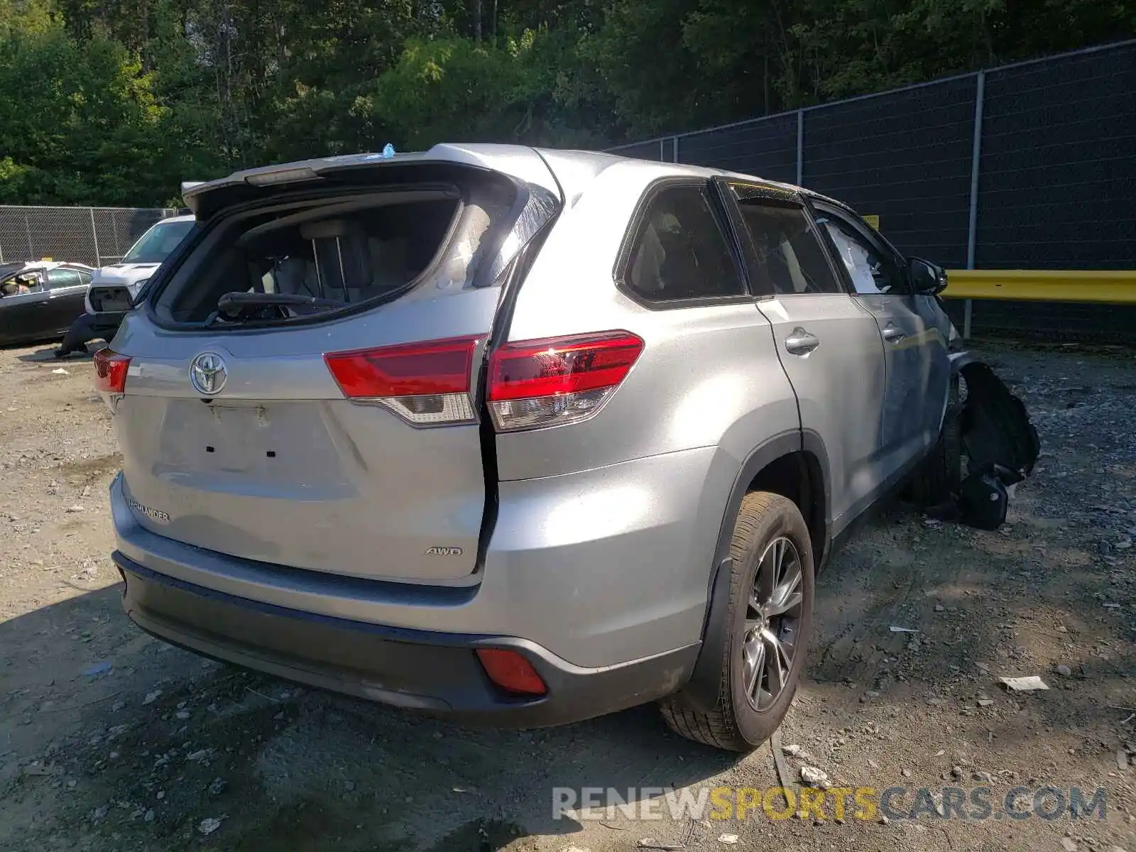 4 Photograph of a damaged car 5TDBZRFHXKS944467 TOYOTA HIGHLANDER 2019